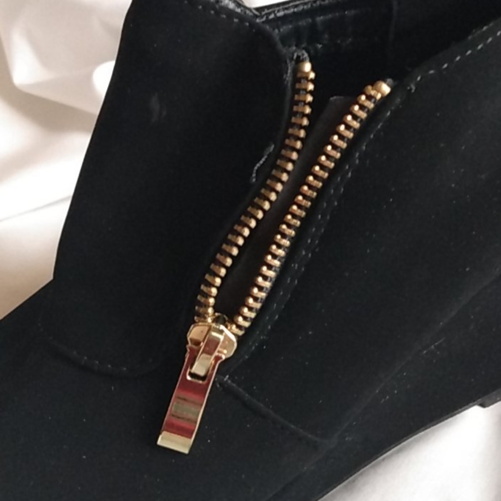 Shoes - Picture 4 of 5